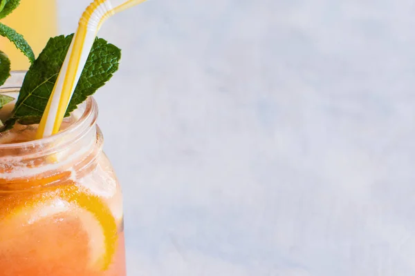 Close up van gedeeltelijk gezien vers fruit cocktail — Stockfoto