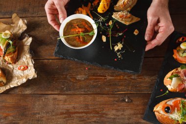 Kahverengi ahşap zemin üzerinde çeşitli kanepeler