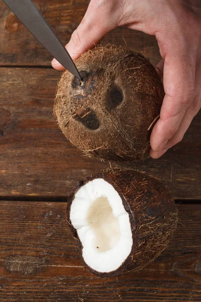 Закрыть кокос в процессе открытия — стоковое фото