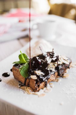 İşlem şurubu tarafından çikolatalı pasta dekorasyon