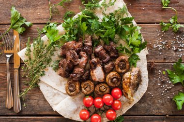 Şiş ızgara sebzeler üzerinde silindir Mini değirmenler