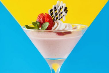 Kontrast arka plan üzerinde kremalı çilekli tatlı