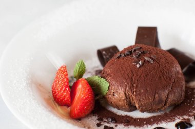 Beyaz tabakta çikolatalı fondan