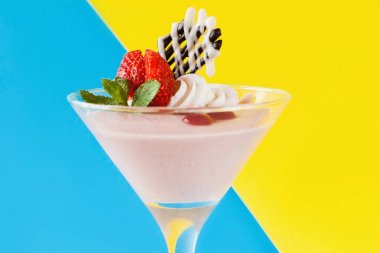 Kontrast arka plan üzerinde kremalı çilekli tatlı