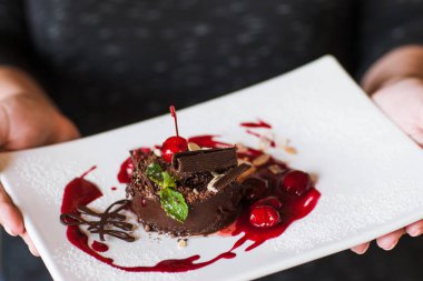 Müşteri çikolatalı kek kiraz reçeli ile tutar.