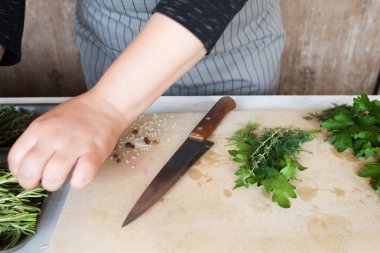 Ahşap masa üzerinde yeşil otlar hazırlamak yemek