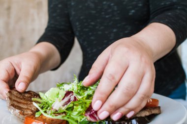 Madalyon salata ile hizmet işlemi