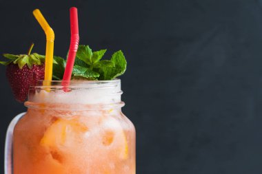 Çilekli kokteyl cam kadar kapatın