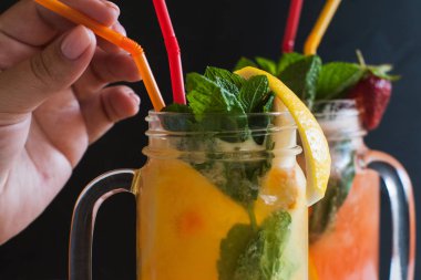 Cam Kavanoz içinde taze kokteyl içme