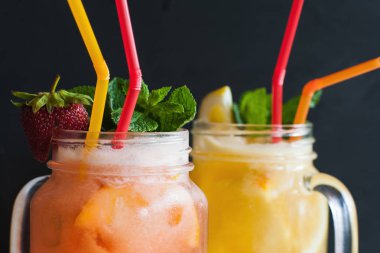 Cam siyah arka plan üzerine taze kokteyller