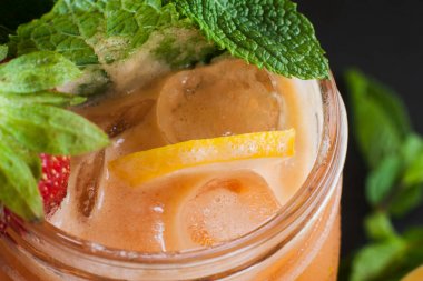 Meyve kokteyli kısmen siyah arka plan üzerine gördüm