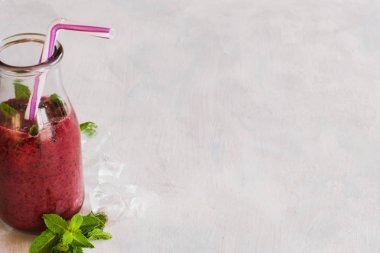 Güler yüzlü beyaz arka plan üzerinde şişe