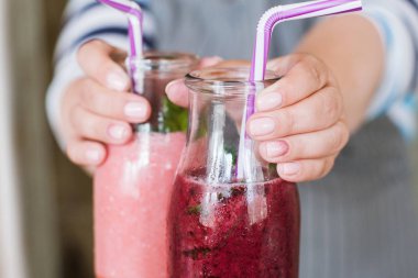 Garson taze yüzlü birine öneriyor