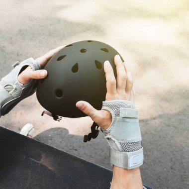 Kaykay halmet ve eldiven koruması