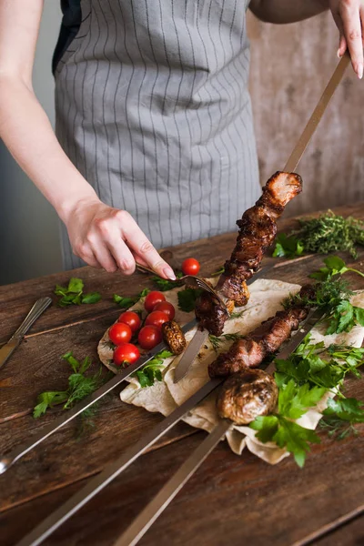 Garson şiş ızgara et kapalı alır