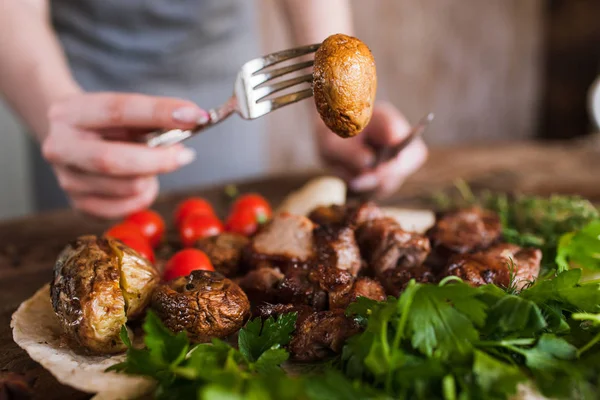 Degustazione campo funghi preparazione su barbecue — Foto Stock