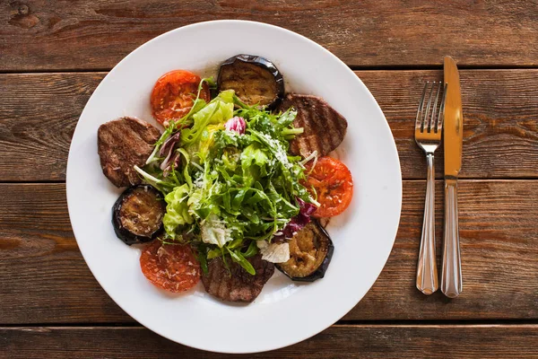 Medaglioni con verdure grigliate sul piatto — Foto Stock