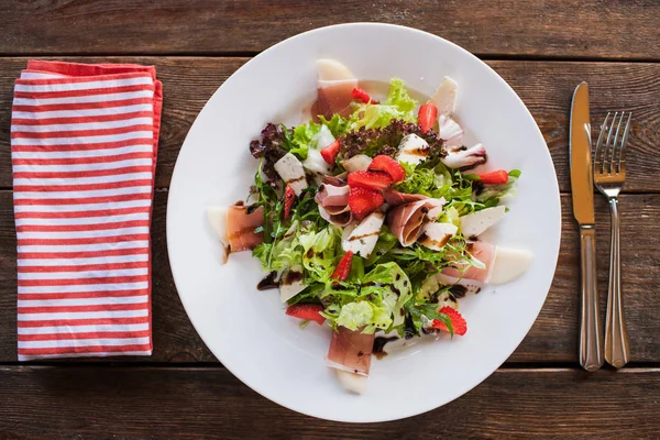 Frischer Salat mit Parmaschinken und Blauschimmelkäse — Stockfoto