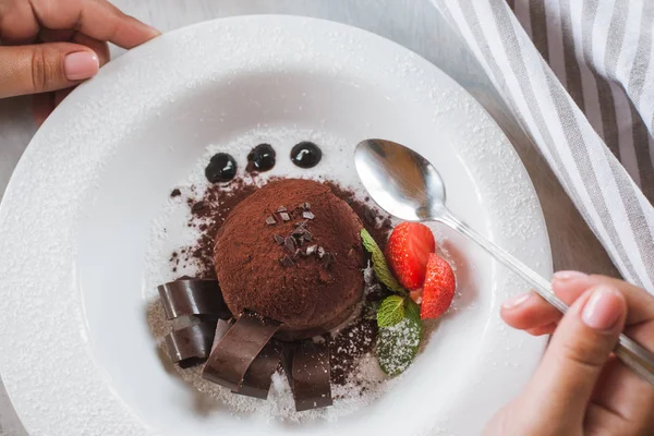 Degustação de deliciosa sobremesa de chocolate — Fotografia de Stock