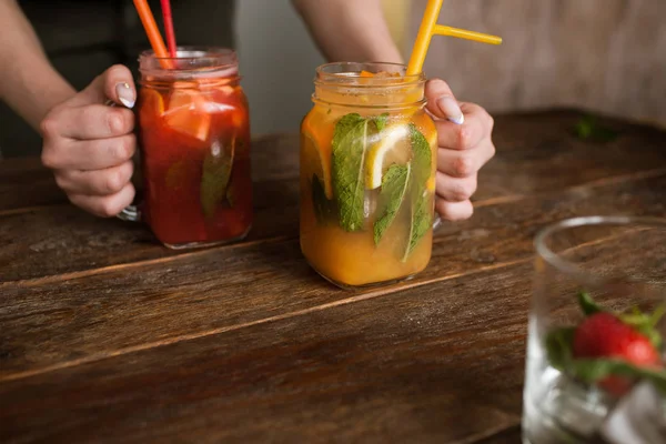 Ober brengt potten van vruchtencocktails — Stockfoto