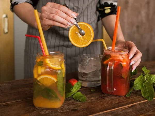 Ober voorbereiding fruit cocktails in restaurant — Stockfoto