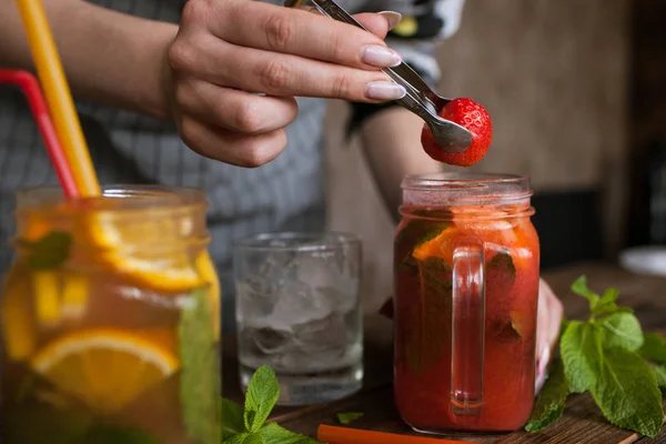 Ober voorbereiding aardbei cocktail in restaurant — Stockfoto