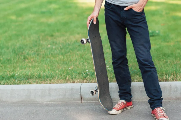 Hombre hipster irreconocible con patín —  Fotos de Stock