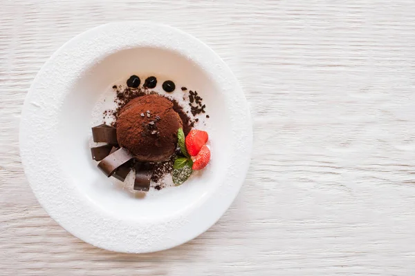 Fondant de chocolate com decoração em mesa de madeira — Fotografia de Stock