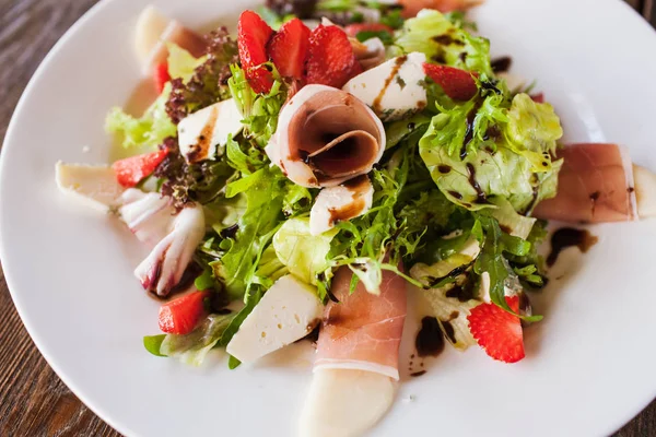 Parma jambonu ve mavi peynirli salata marul