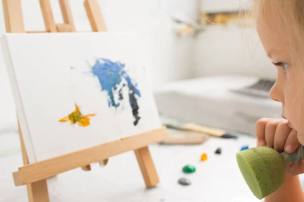 Przemyślane mały malarz w studio sztuki — Zdjęcie stockowe
