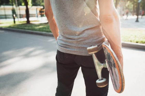 Unbekannter junger Mann mit Skateboard — Stockfoto