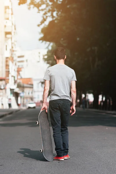 Mladí bokovky člověka posune mimo s skateboard — Stock fotografie