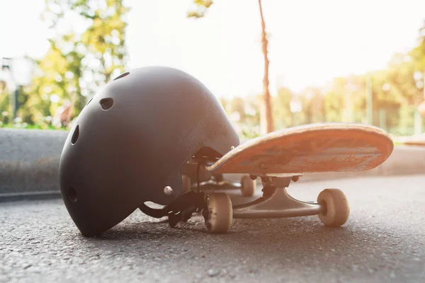Nahaufnahme Skateboard und Helm, Sportausrüstung — Stockfoto
