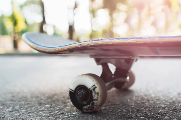 Detailní záběr skateboard, sportovní vybavení pozadí — Stock fotografie