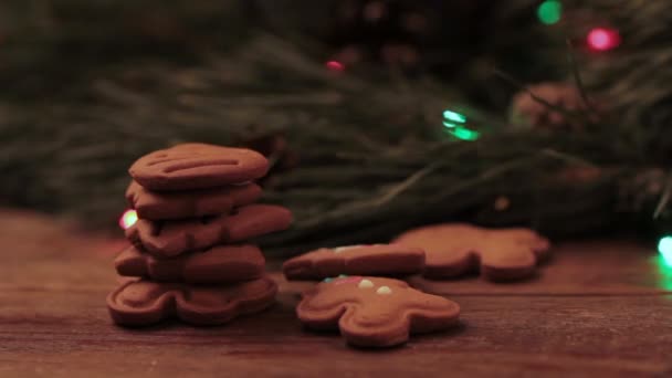 Meisje eten een gingerbread man cookies — Stockvideo