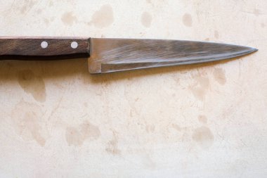 Bıçak ile kirli kesim masası