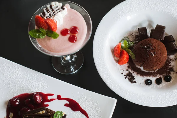 Presentation of delicious desserts in restaurant — Stock Photo, Image