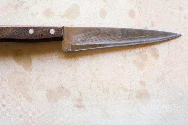 Bıçak ile kirli kesim masası