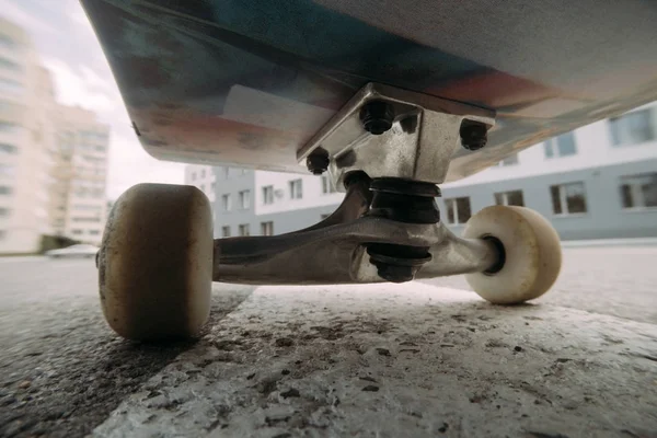 Zblízka pohyblivé skateboard na městské silniční značení — Stock fotografie