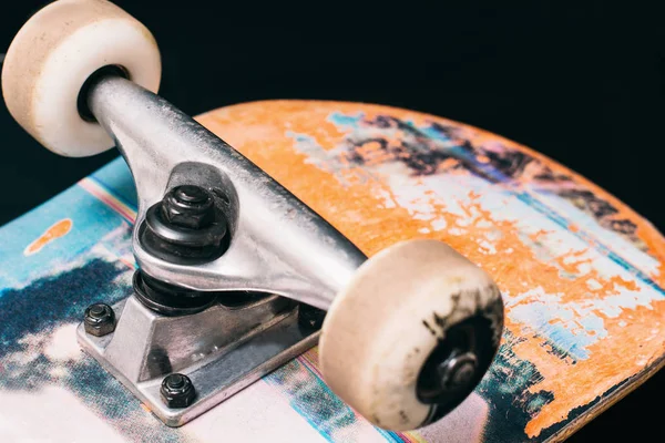 Kaykay parçalar siyah arka plan üzerine