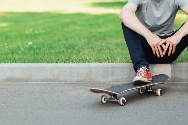 Неузнаваемый хипстер со скейтбордом — стоковое фото