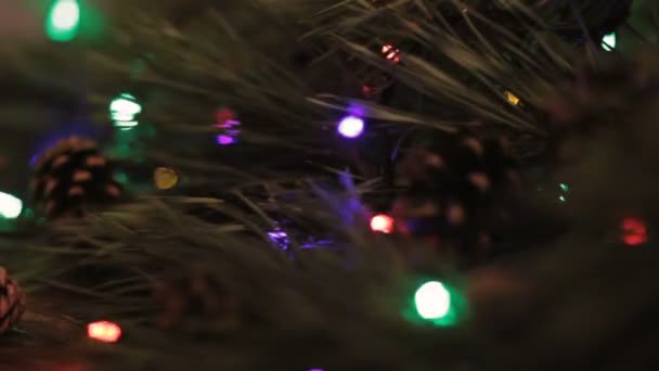 Blinkende Lichter am Weihnachtsbaum defokussiert — Stockvideo