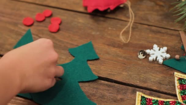 Making homemade eco Christmas tree decoration — Stock Video