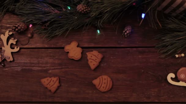 Människor tar snabbt holiday nyår pepparkakor. — Stockvideo