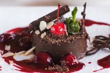 Çikolatalı kek dekorasyonu ile beyaz plaka üzerinde