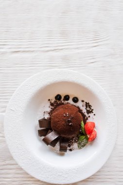 Ahşap zemin üzerine çikolatalı fondan