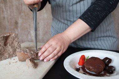 Kadın sonları kapalı parça çikolata yemek