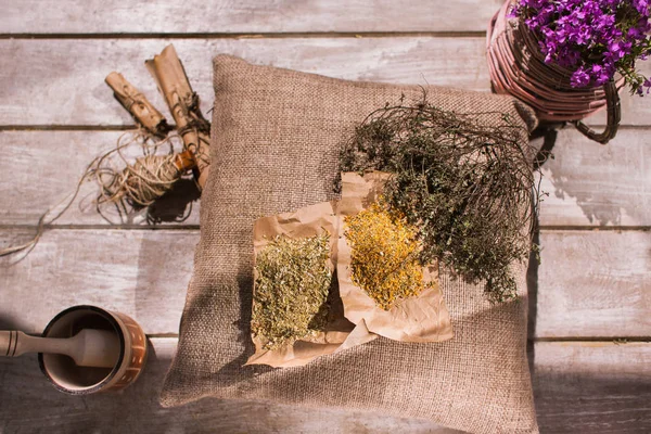 Tıp. Doğal bitki çiçek malzemelerle