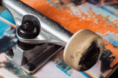 Kaykay kamyon şasi ile yakın çekim