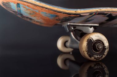 Kısmen kaykay bakışta arka planda görülen